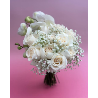 Buchet asimetric cu trandafiri, gypsophila și orhidee.