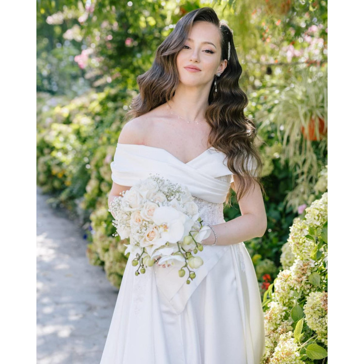 Buchet asimetric cu trandafiri, gypsophila și orhidee.