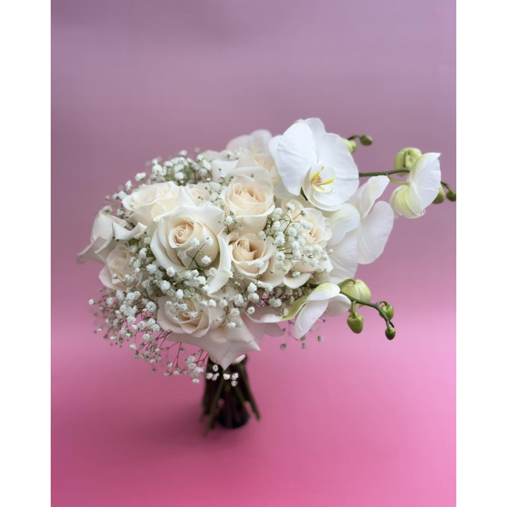 Buchet asimetric cu trandafiri, gypsophila și orhidee.