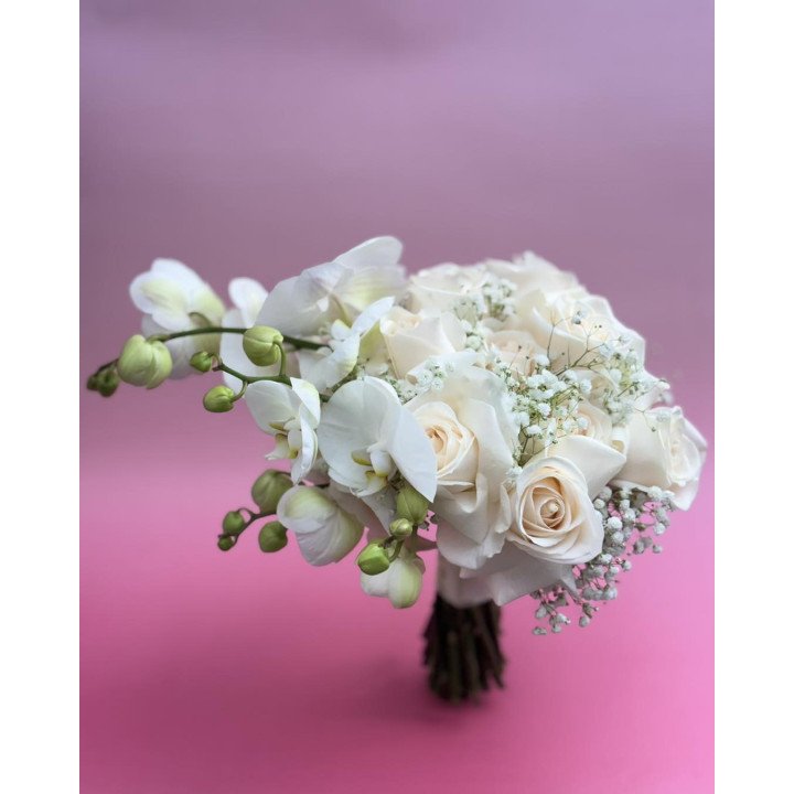 Buchet asimetric cu trandafiri, gypsophila și orhidee.