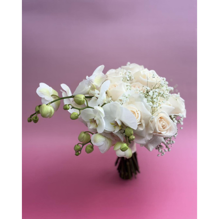 Buchet asimetric cu trandafiri, gypsophila și orhidee.
